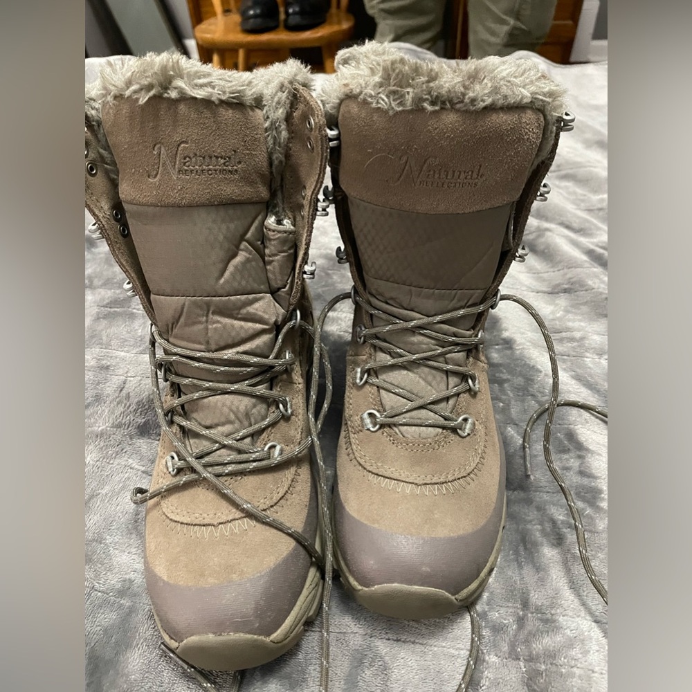 New w/o tags Women’s Waterproof winter boots, size 9.5